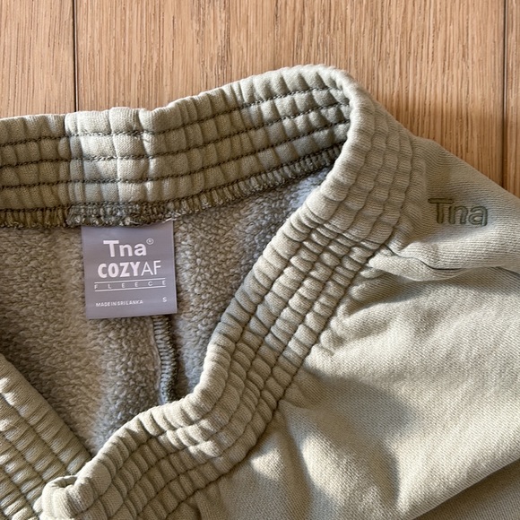 TNA | Cozy AF Fleece Perfect 2” Shorts Size Small - Picture 3 of 3